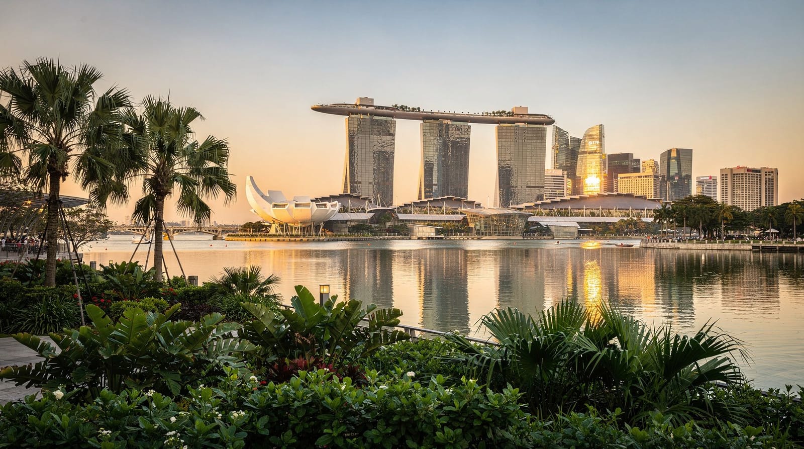 Toeristenrestaurants in Singapore vermijden (en waar je wel moet eten) — Herken toeristenvalrestaurants in Singapore en eet goed voor minder — hawker cen