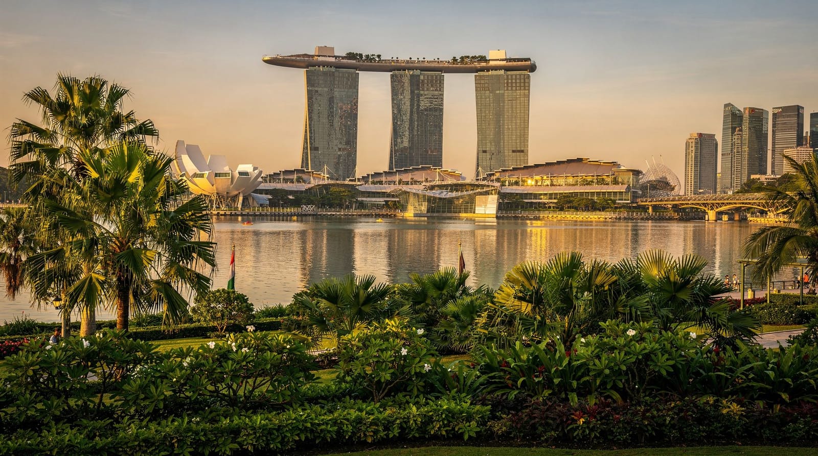 Hop-on hop-off bus Singapore: is het de moeite waard in 2026 — Eerlijke vergelijking Big Bus vs FunVee hop-on hop-off in Singapore. Routes, SGD