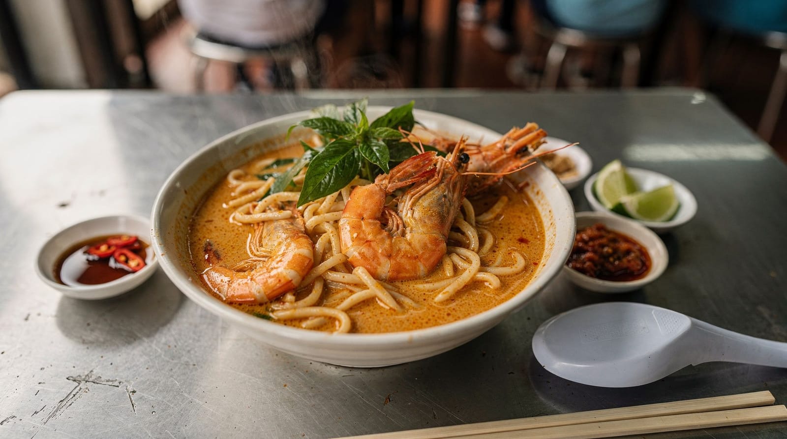 Laksa in Singapore: stijlen, beste stalletjes en waar je het echte werk eet — De definitieve gids voor Singaporese laksa — Katong vs curry vs assam, beste sta
