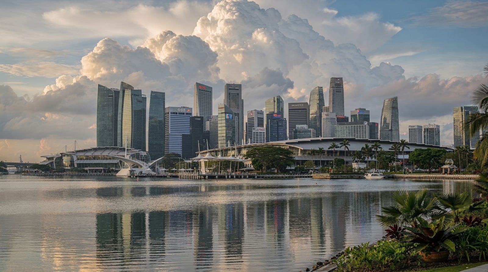 Itinerario de día lluvioso en Singapur: qué hacer cuando diluvia — En Singapur llueve fuerte y a menudo. Este plan honesto de día lluvioso cubre la